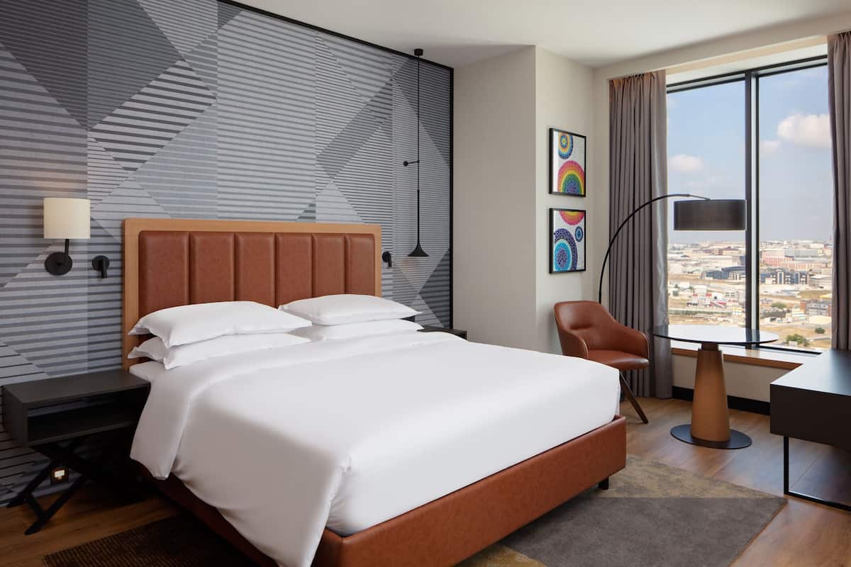 Minibar, in-room safe, desk, iron/ironing board