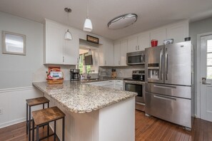 ثلاجة، ميكروويف، فرن، موقد طهي مسطح