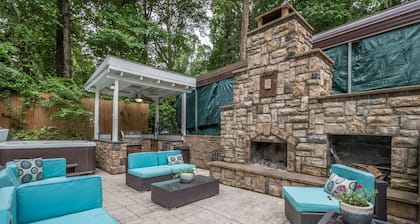 Outdoor Oasis - Secluded Pool, Hot Tub, Fireplace
