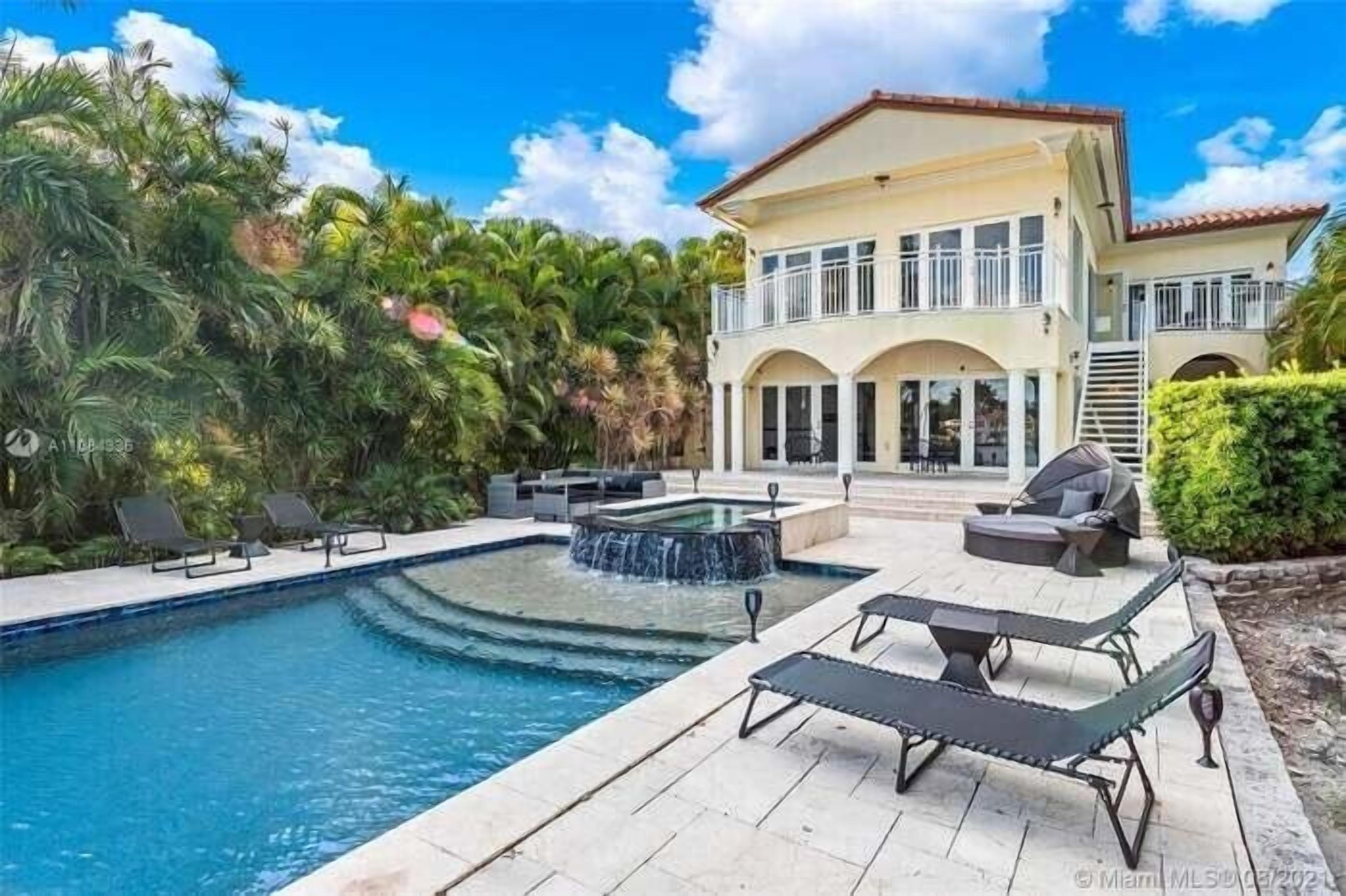 Piscina all&#x27;aperto, una piscina riscaldata