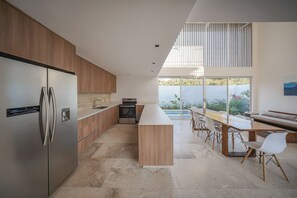 Fridge, microwave, oven, stovetop - Brand New Luxury Beach Villa 5 min walking distance to Pelada beach (Provincia de Guanacaste)