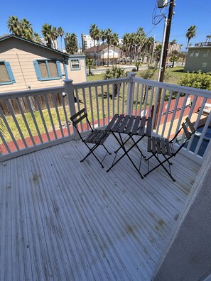 Outdoor dining - Modern Condo near Beach w/outdoor pool (South Padre Island)