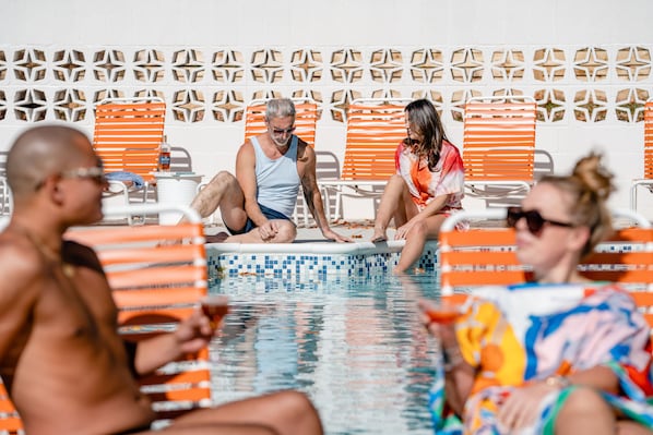 Seasonal outdoor pool, pool umbrellas, pool loungers - Bardstown Motor Lodge (Bardstown)