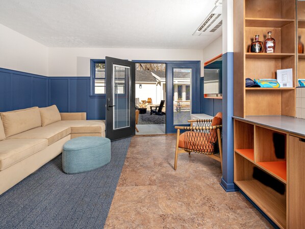 Premium bedding, in-room safe, desk, laptop workspace - Bardstown Motor Lodge (Bardstown)