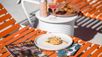 Piscina externa sazonal, guarda-sóis, espreguiçadeiras