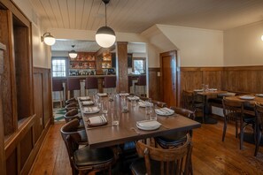 Petit déjeuner, déjeuner et dîner servis sur place