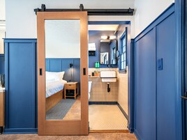 Ropa de cama de alta calidad y caja de seguridad en la habitación 