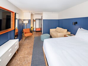 Superior-studio | Ylelliset vuodevaatteet, tallelokero huoneessa, työpöytä