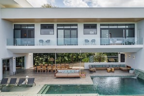 Een binnenzwembad, een buitenzwembad