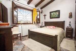 5 bedrooms, iron/ironing board, free WiFi