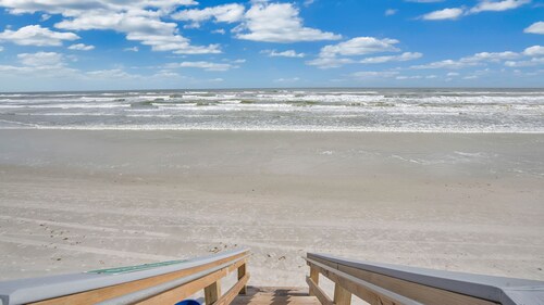 ★ Spacious New Smyrna Beach Serenity ★ Walking Distance to the Beach ★