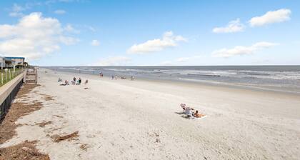 â
Coastal Comfort â
Walk to Beach + Roomy Stay â
