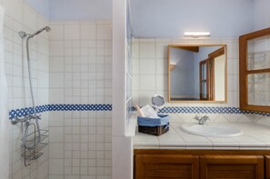 Shower, towels - YourHouse Es Molinet, villa in the Tramuntana Mountains (Selva)