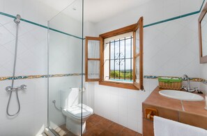 Shower, towels - YourHouse Es Molinet, villa in the Tramuntana Mountains (Selva)