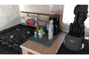 Private kitchen - Shore Haven RV & Tent Camping (Yadkinville)