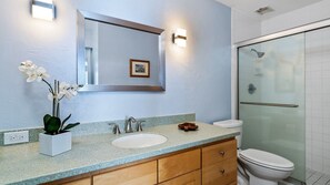 Combined shower/tub, hair dryer, towels - 🏖️Ocean Front With Private Lanai | In-Unit AC (Kailua Kona)