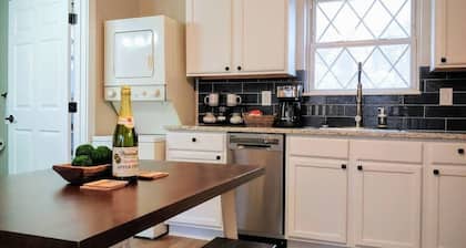 Water's Edge Cottage - On the water! 5 mins to SDC