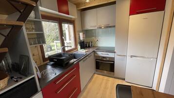 Réfrigérateur, micro-ondes, four, plaque de cuisson