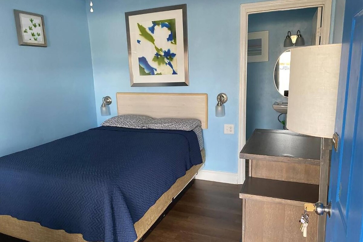 Egyptian cotton sheets, premium bedding, WiFi (free)