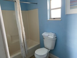 Quarto solteiro econômico | Banheiro | Chuveiro 