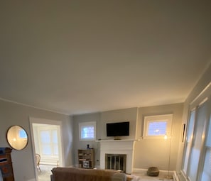 Living area - Vibrant 4 bedroom close to SU (Syracuse)