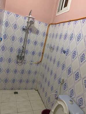 Douche, séchoir à cheveux, serviettes fournies