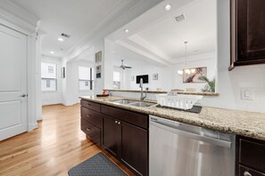 Fridge, microwave, oven, stovetop - 🏠Large/Beautiful pet friendly🐶 Heights townhome (Houston)