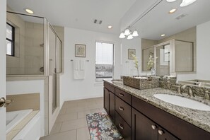 Combined shower/tub, jetted tub, hair dryer, towels - 🏠Large/Beautiful pet friendly🐶 Heights townhome (Houston)
