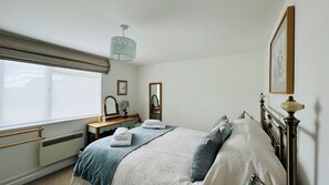 3 bedrooms, iron/ironing board, WiFi, bed sheets