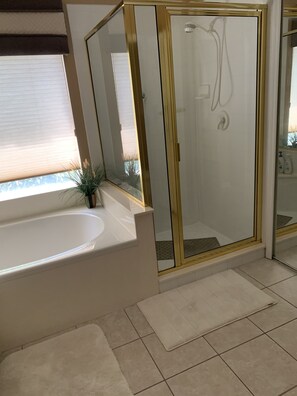 Combined shower/tub