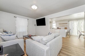 Televisión y oficina 