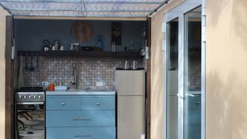 Køleskab, ovn, kogeplade, kaffe-/temaskine