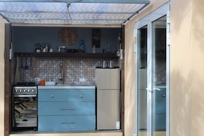 Refrigerador, horno, parrilla de estufa y cafetera y tetera