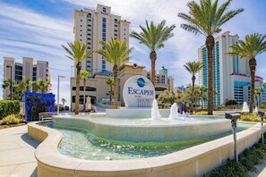 Alberca techada y alberca al aire libre