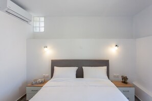 2 makuuhuonetta, työpöytä, silitysrauta/-lauta, vauvan matkasänky