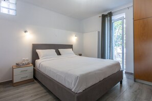 3 bedrooms, desk, iron/ironing board, travel cot - Top quality 2-bedroom home w/ pool & magical view (Vamvakopoulo)