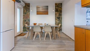 Een kleine keuken met een eethoek, stenen muren en een modern design.