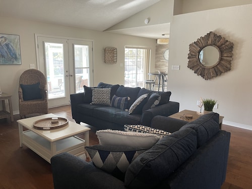 “Coastal Retreat” Cozy Home! Private Pool (heated) Sunroom, Game Room