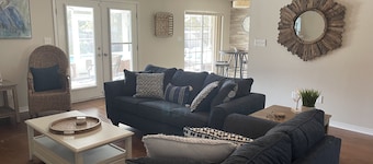 âCoastal Retreatâ Cozy Home! Private Pool (heated) Sunroom, Game Room