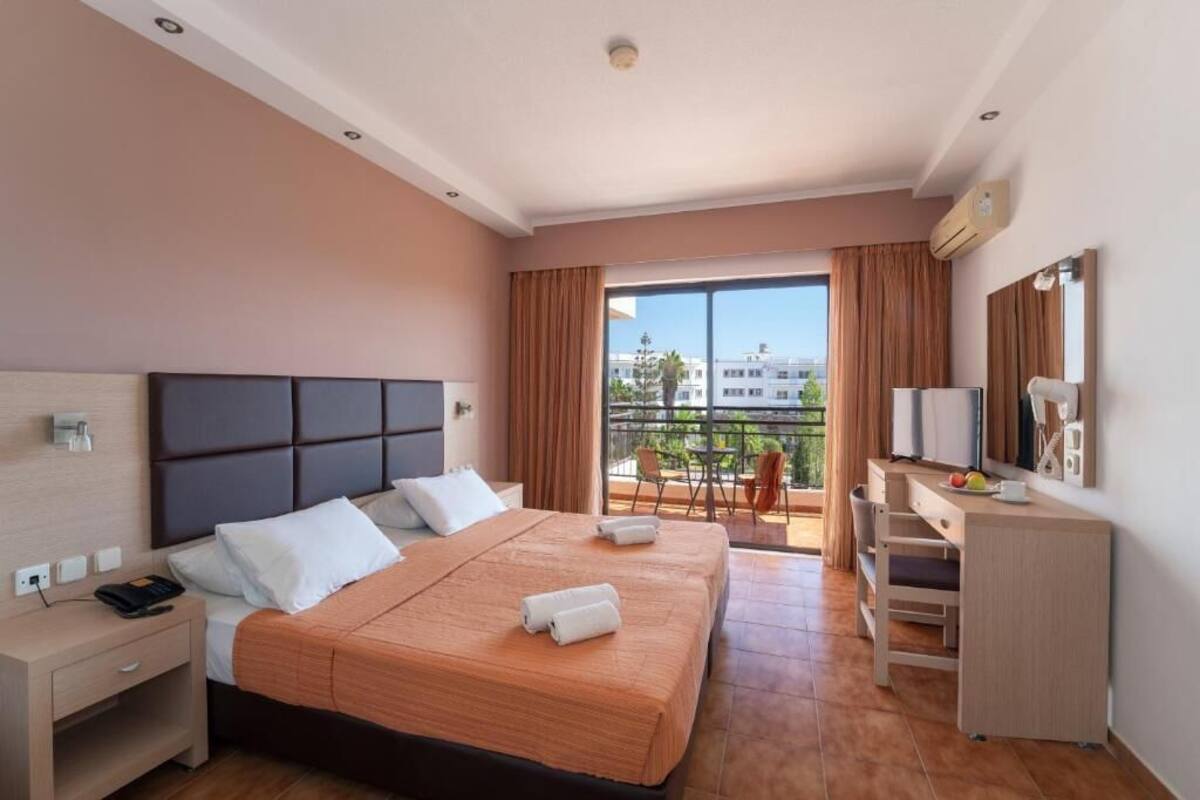 Classic Double or Twin Room, Garden View | In-room safe, desk, laptop workspace, blackout drapes