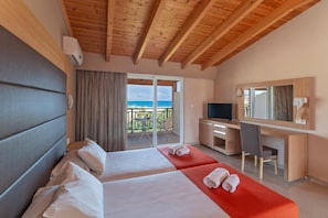 行政客房, 海景 | 客房内保险箱、办公桌、笔记本电脑工作区、遮光窗帘