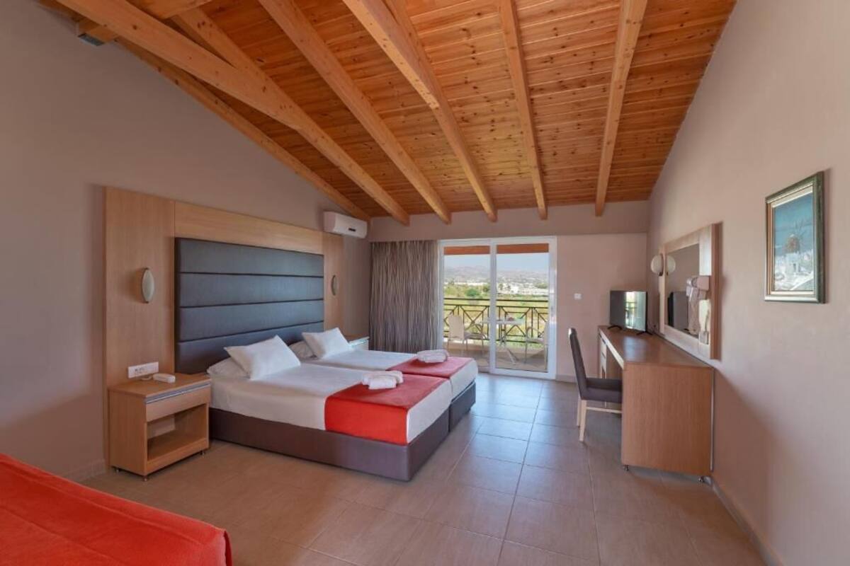 Executive Room, Garden View | In-room safe, desk, laptop workspace, blackout drapes