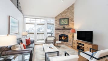 Fernseher, Kamin, BĂŒcher