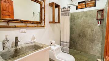 Douche, serviettes fournies, shampoing, papier toilette