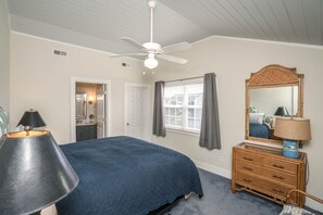 4 室のベッドルーム、デスク、WiFi、ベッドシーツ