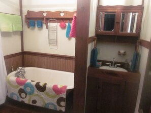 2 habitaciones, tabla de planchar con plancha y cuna de viaje
