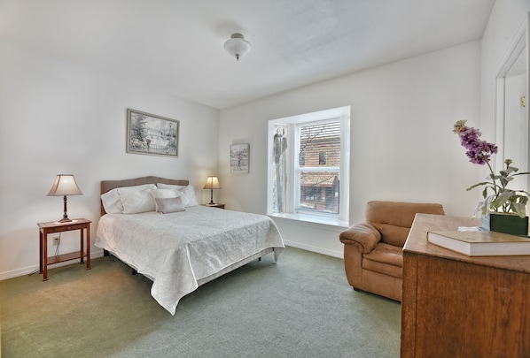3 bedrooms, iron/ironing board, WiFi (free), bed sheets