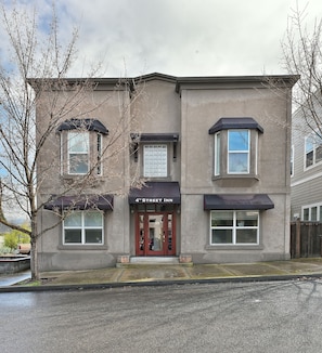 A two-story building with a sign reading '4th Street Inn' at the entrance. - 232-Duplex-Private Bathroom-Mountain View (Ashland)