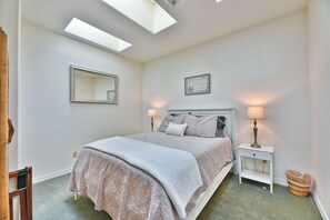 3 bedrooms, iron/ironing board, free WiFi, bed sheets - 232-Duplex-Private Bathroom-Mountain View (Ashland)