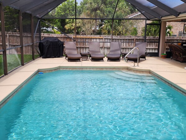 حمّام سباحة خارجي، حمّام سباحة مُدفَّأ